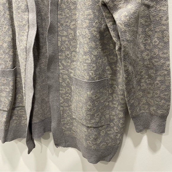 Cupcakes & Cashmere Cheyenne Leopard Jacquard Cardigan Sweater Lightweight Grey - Picture 9 of 11